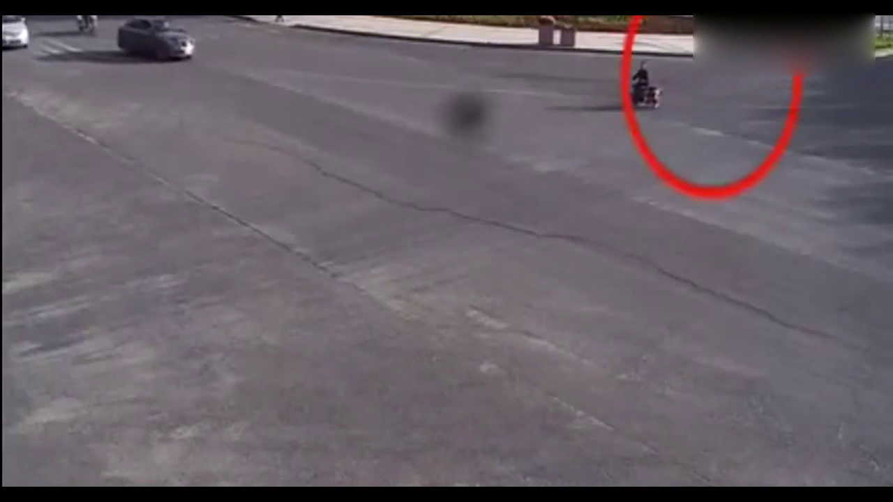 电动车车主闯红灯强逼轿车让道，他还真以为小车不敢撞他！