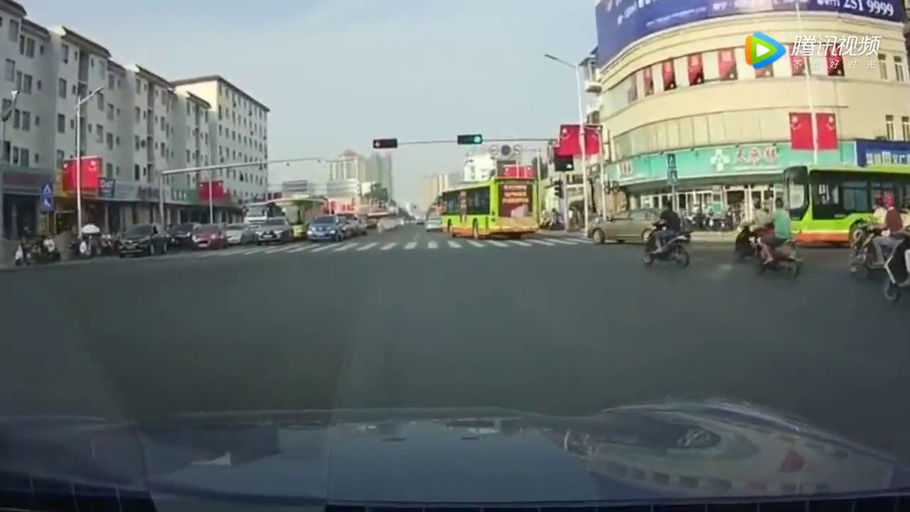 电动车违规强占汽车道，女司机路怒症爆发，接下一幕路人拍手叫好