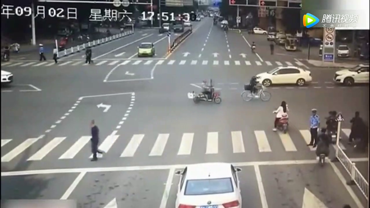 电动车女子不听交警指挥，偏要强行闯红灯，只怪报应来的太快