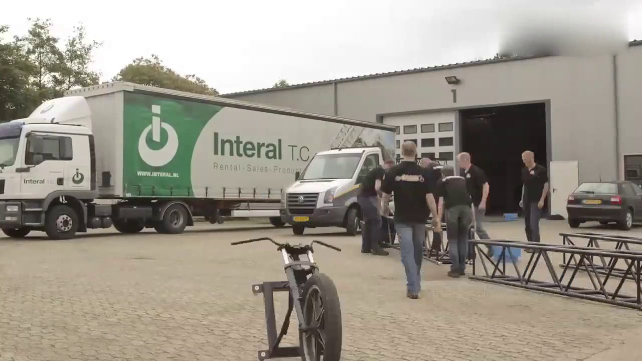 牛人改装世界最长电动车，转弯咋办？