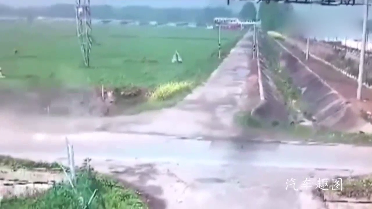 若不是监控拍下电动车被撞一幕，我们也看不到正在起飞的“飞机”