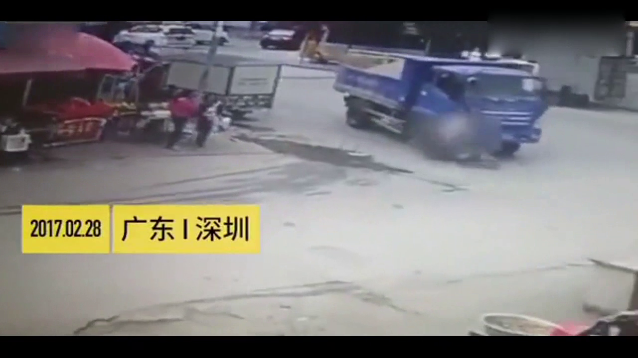 监拍大货车右转撞倒电动车，电动车男子被碾车底奇迹逃生