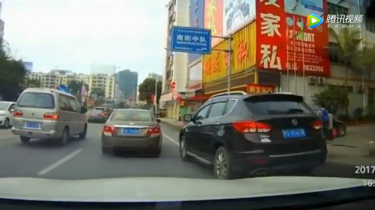 东风多次加塞，司机路怒症爆发怒撞SUV，有话好好说！别动手！