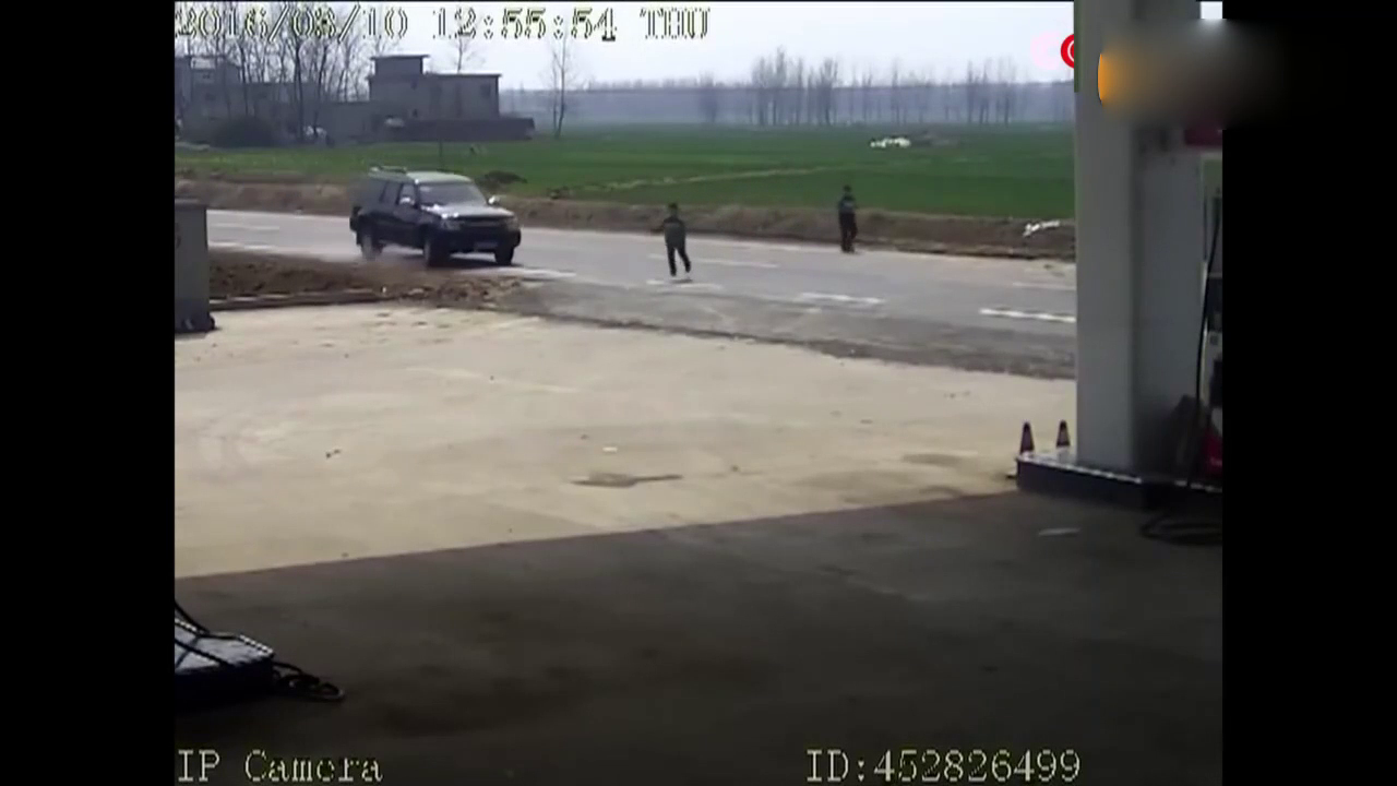 被SUV撞飞！已经没人知道他为何做出这怪异举动