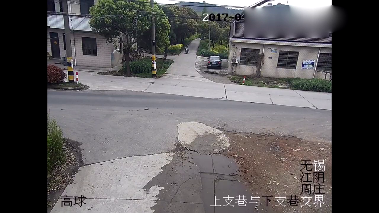 电动车大妈不回头看车，就这样冲了出去