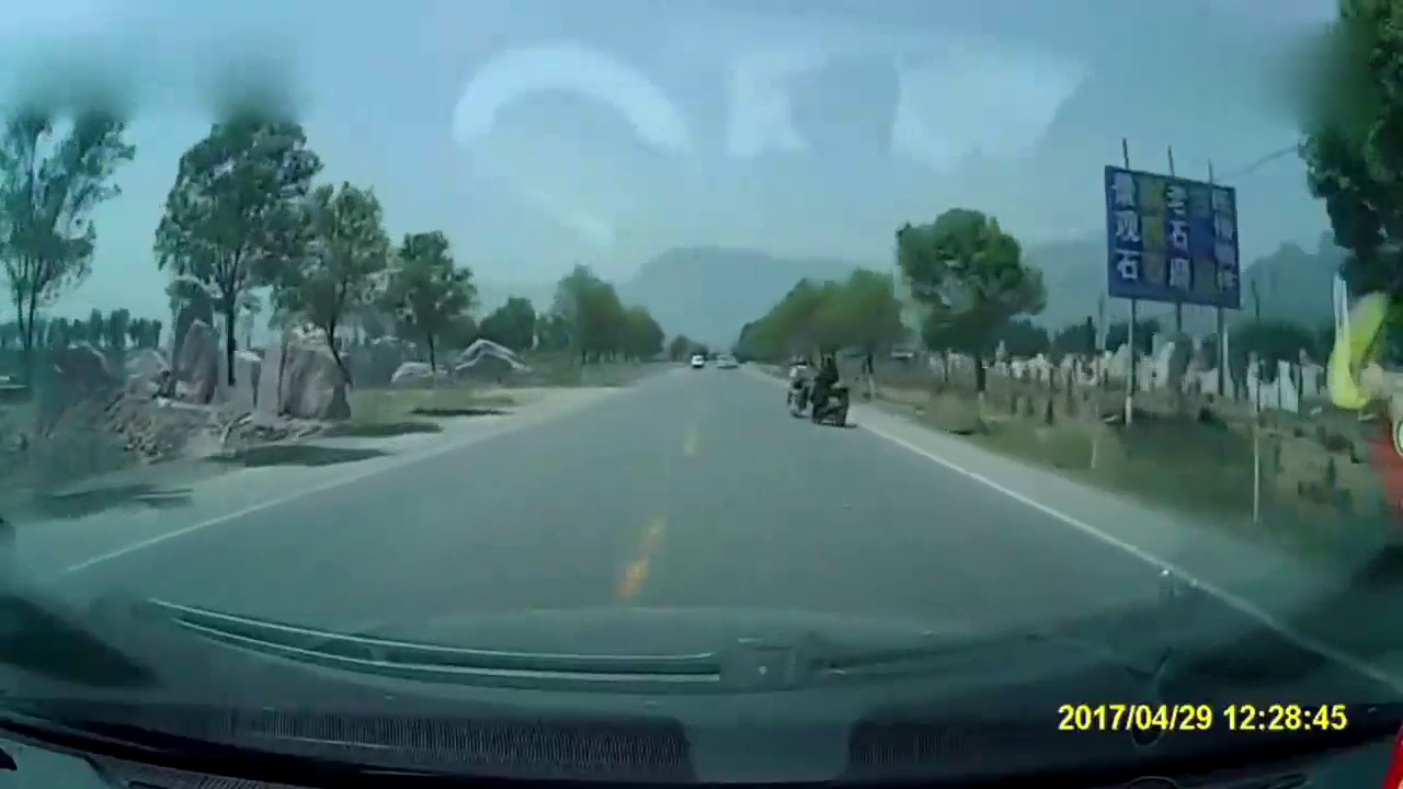 电动车女子变道太任性，都撞上了也没回头看