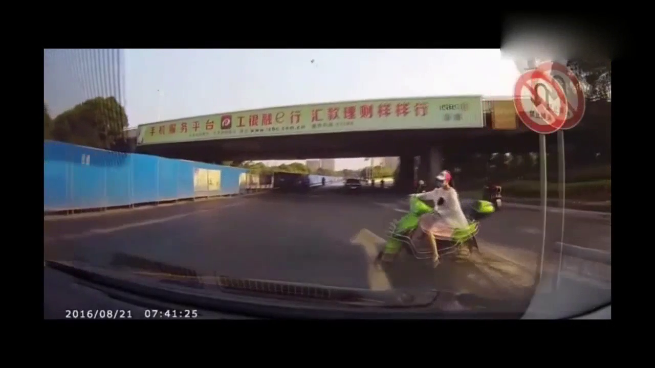 电动车女子下引桥不减速直接逆行,惨被小车怒撞
