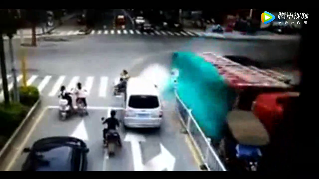 为什么大货司机的都恨电动车？看完视频你就明白了！