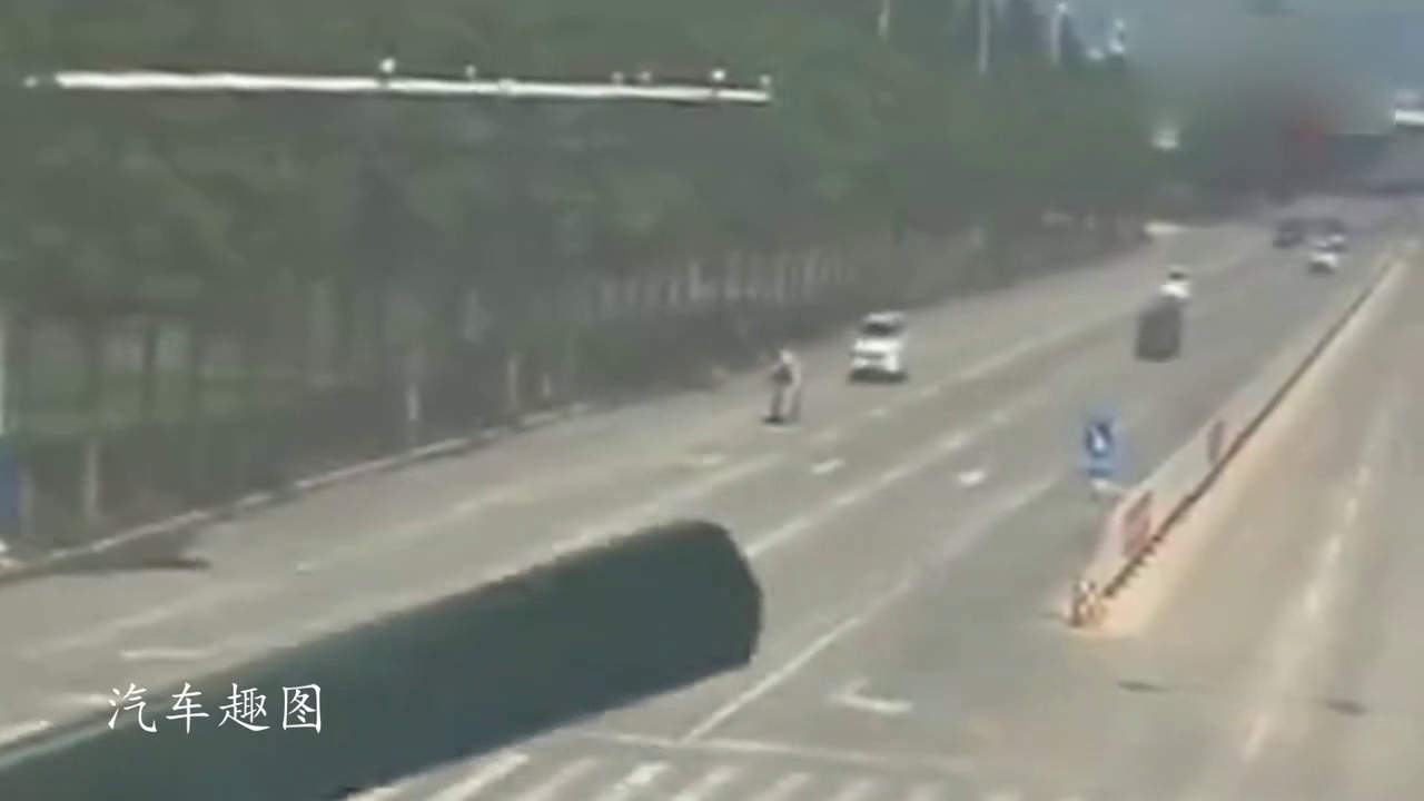 面包车撞上电动车后不去救人，接下来没想到监控下他会这样做！