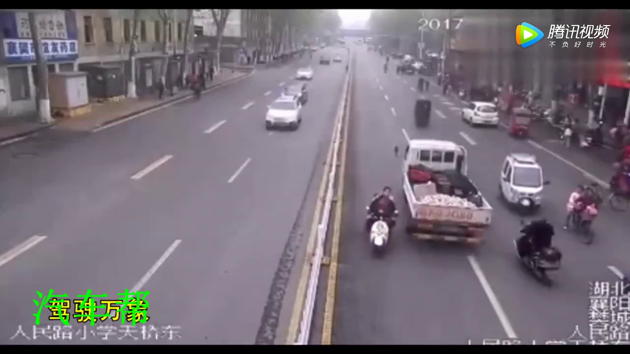 电动车逆行和大货车擦肩而过，最后却还是付出了代价