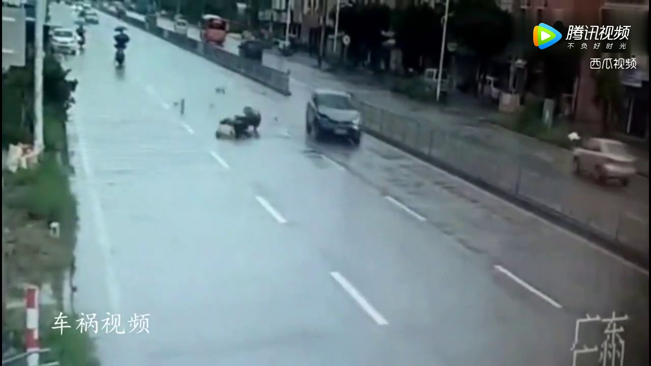 电动车以为轿车会刹住，当看到两个孩子后，心都碎了