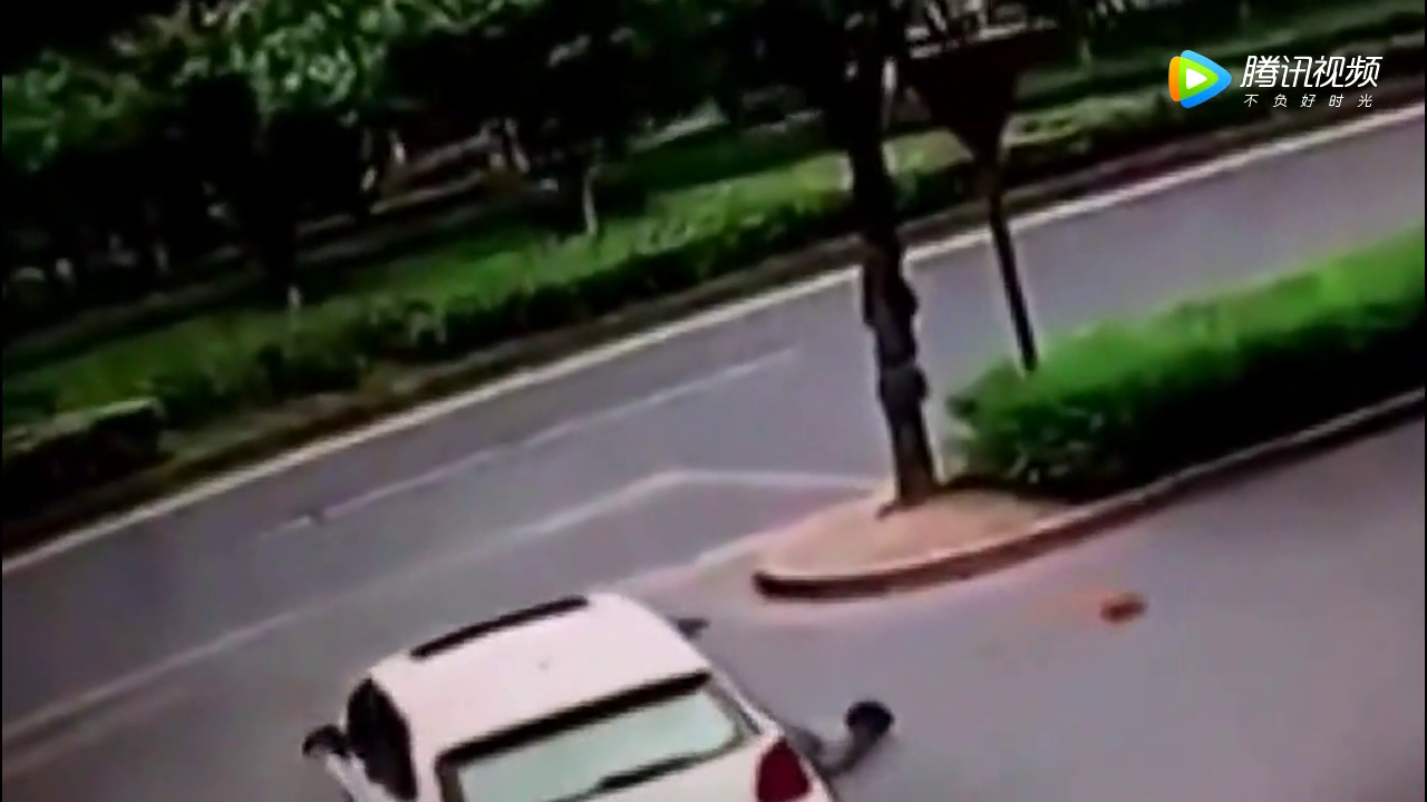 新手女司机撞倒电动车后，接下来一幕更让人愤怒