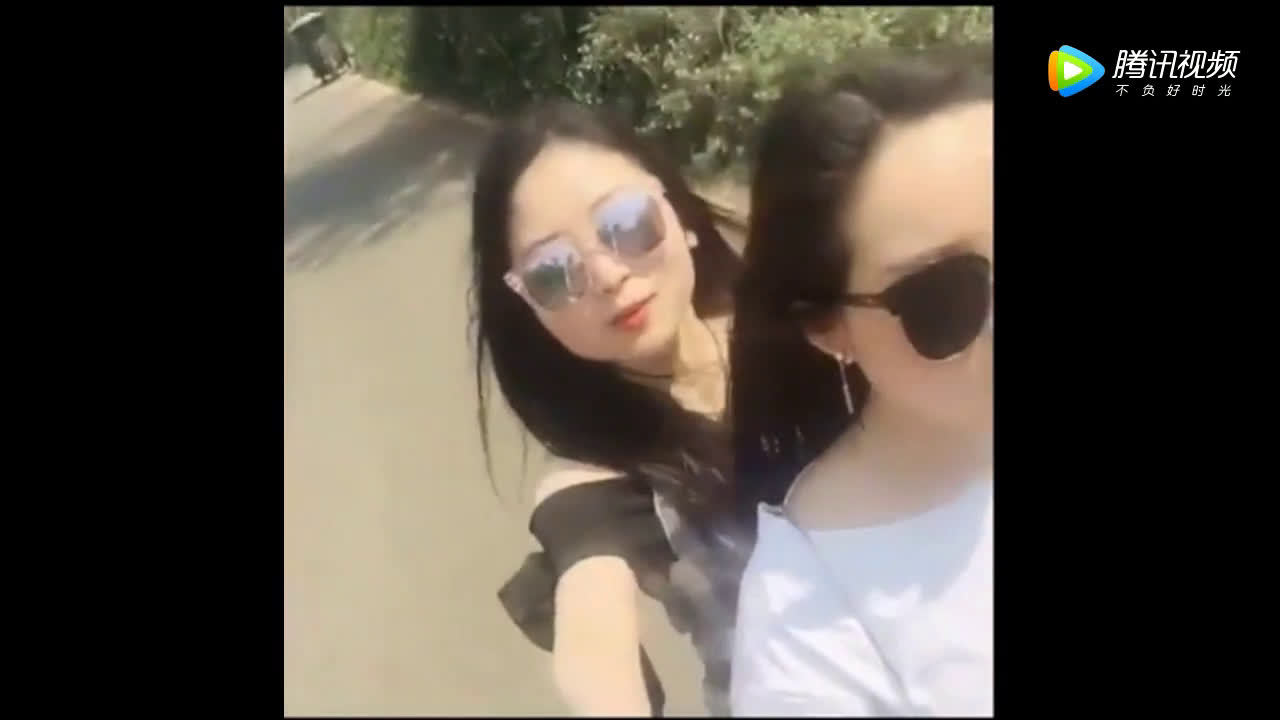 两女孩骑电动车还拍视频，结果真的飞起来了  ​