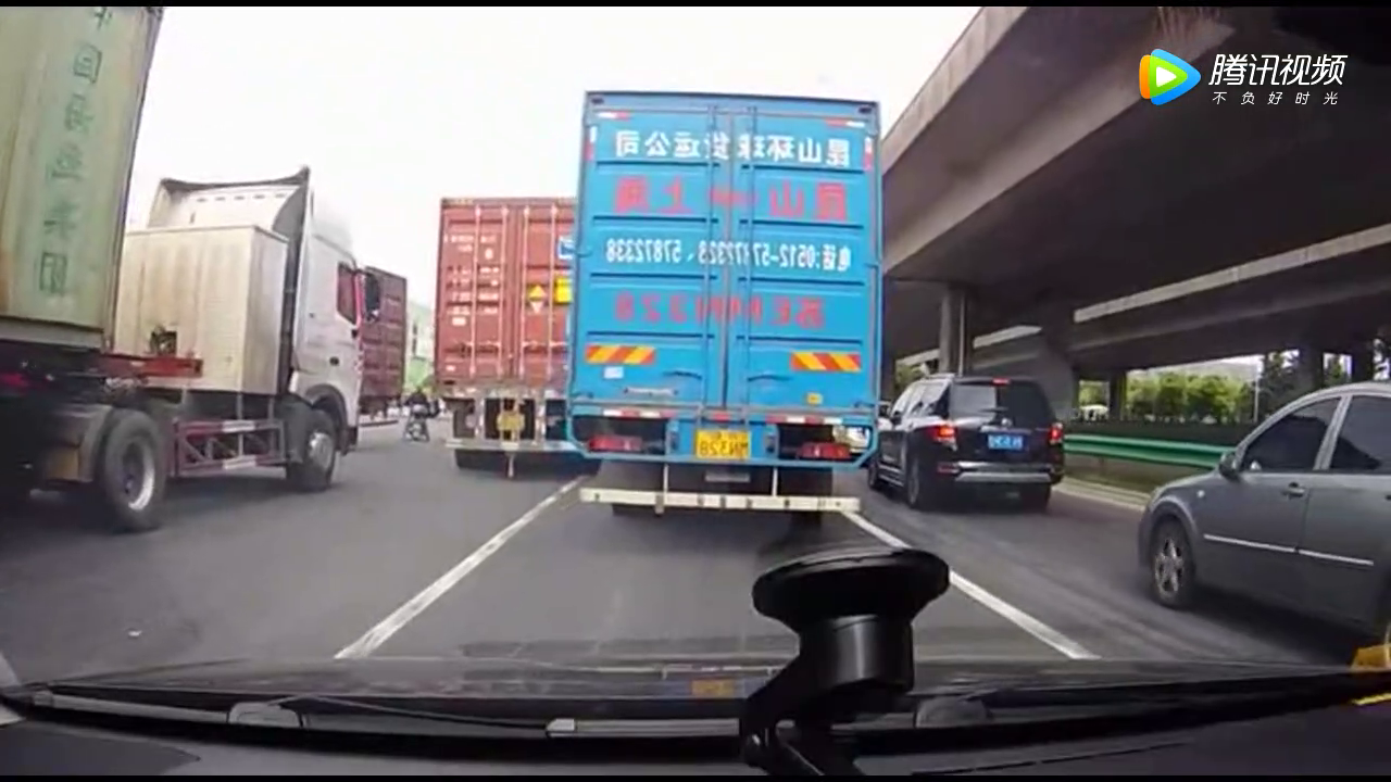 司机狂按喇叭，在货车轮下救人一命，电动车腿都吓软了