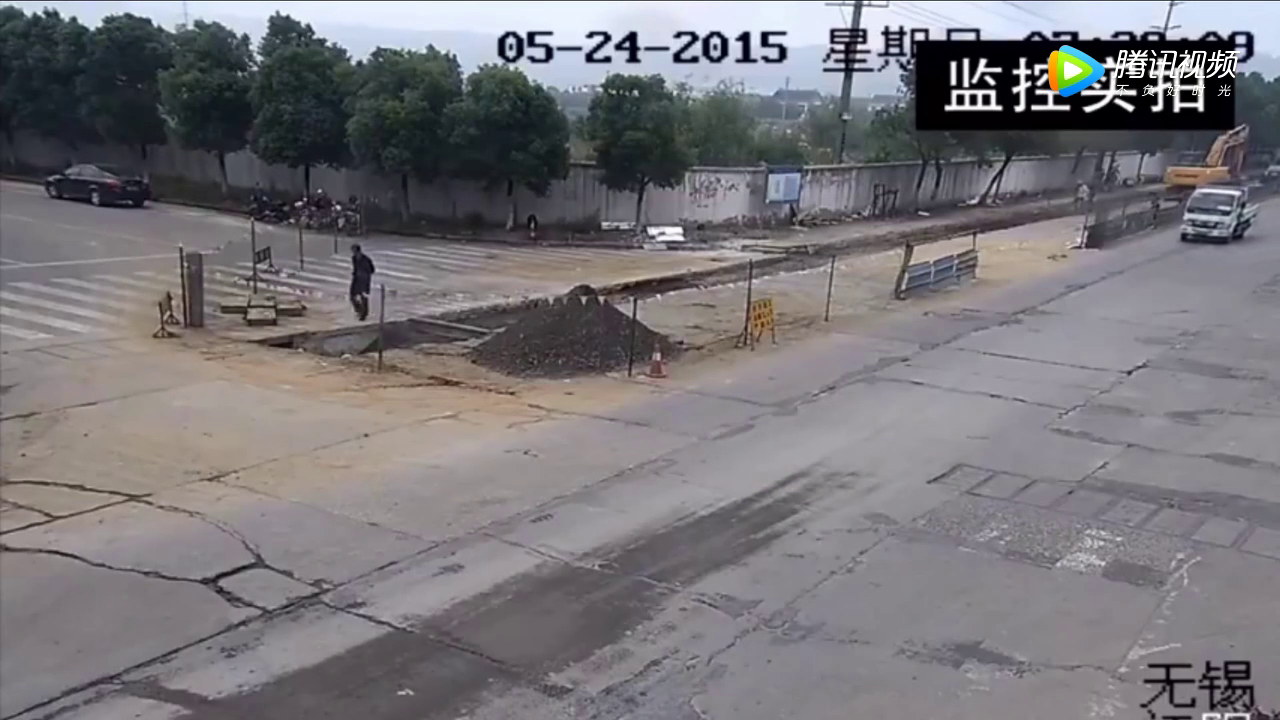 电动车男子为活命，做出了如此惊人举动