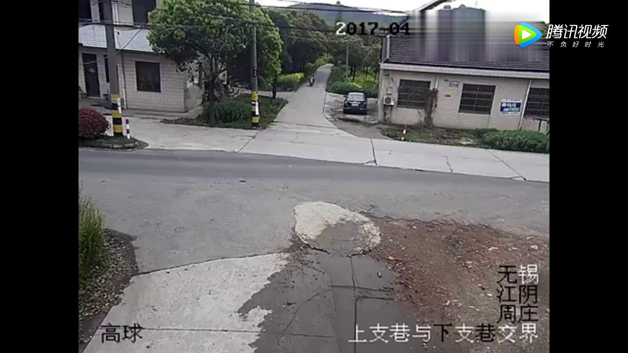 电动车大妈头也不回，就这样直冲冲的开了上去，结果惨遭撞飞