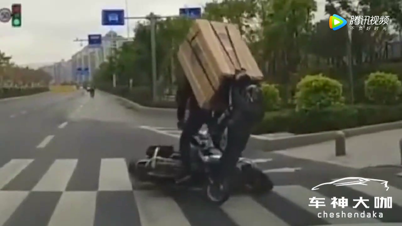 两辆电动车撞一起后，这箱子绑的真结实！
