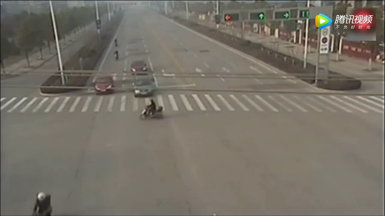 女司机遇到任性电动车闯红灯，慌张之下忘了踩刹车