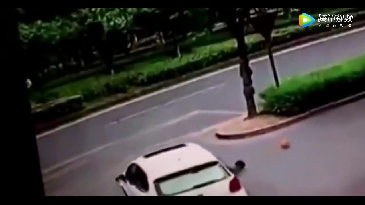 女司机撞倒电动车后，接下来一幕更是让人愤怒