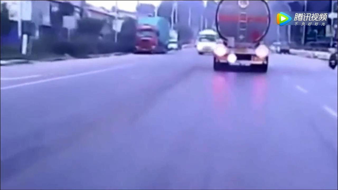 油罐车拼命急刹车，可惜也没能救了电动车性命！