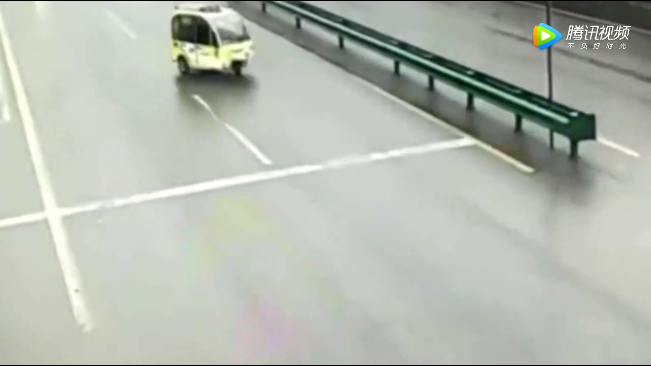 电动车大摇大摆的闯红灯，不是所有人都让着他