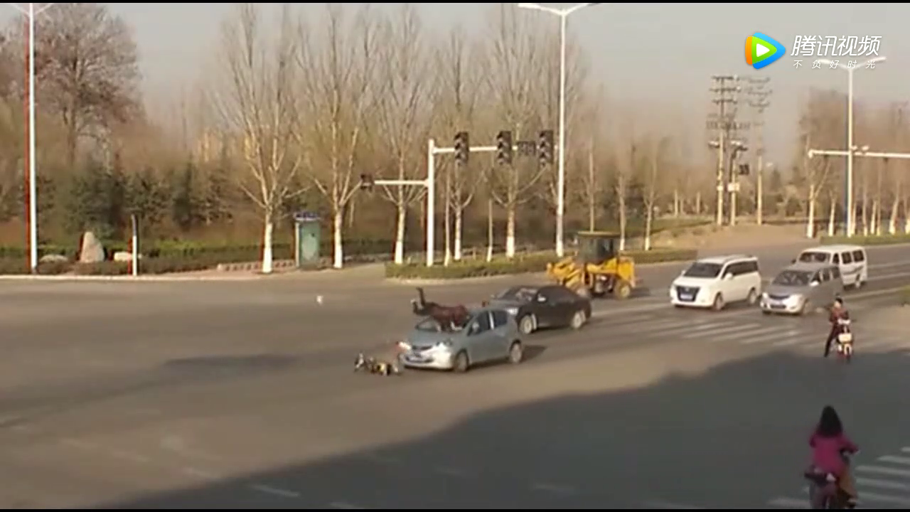 电动车女子明目张胆的闯红灯，最终付出了代价！