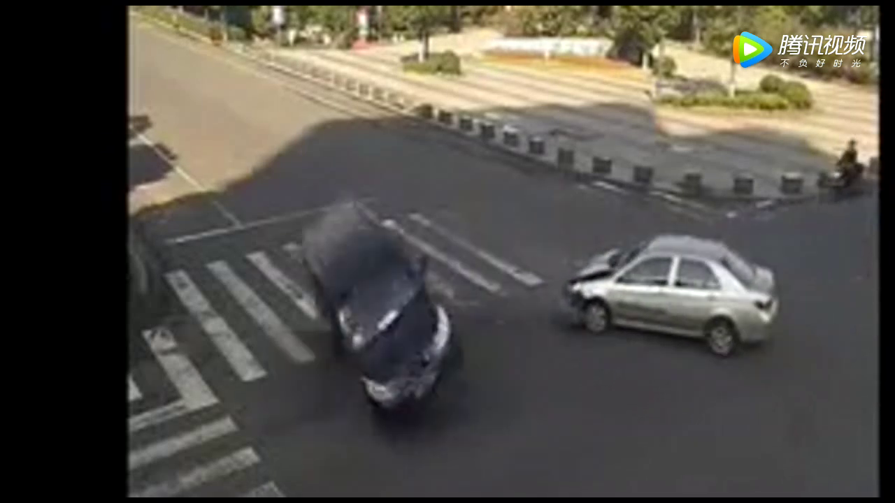 电动车小伙这样挑战大货车，监控拍下这一幕