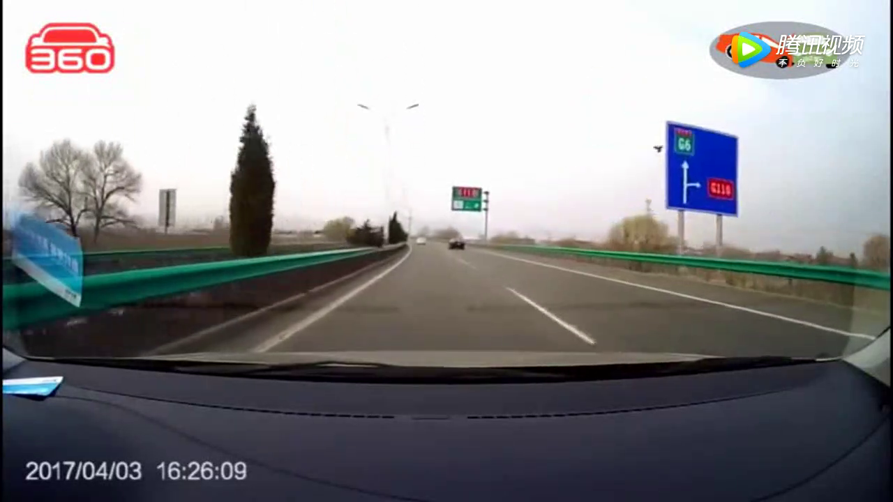 记录仪实拍：面包车逆行超车，结果没想到对面驶来的是卡车