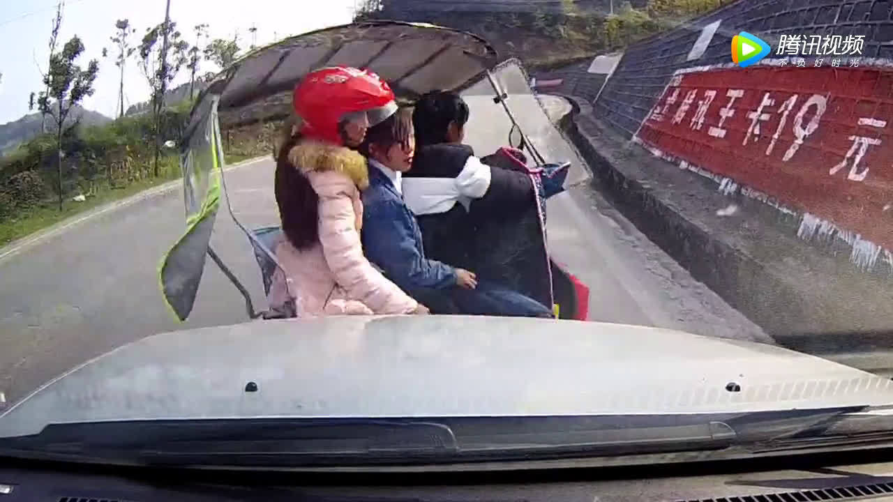 为了逃避检查电动车拼命了，差一点点就摊上大事  ​