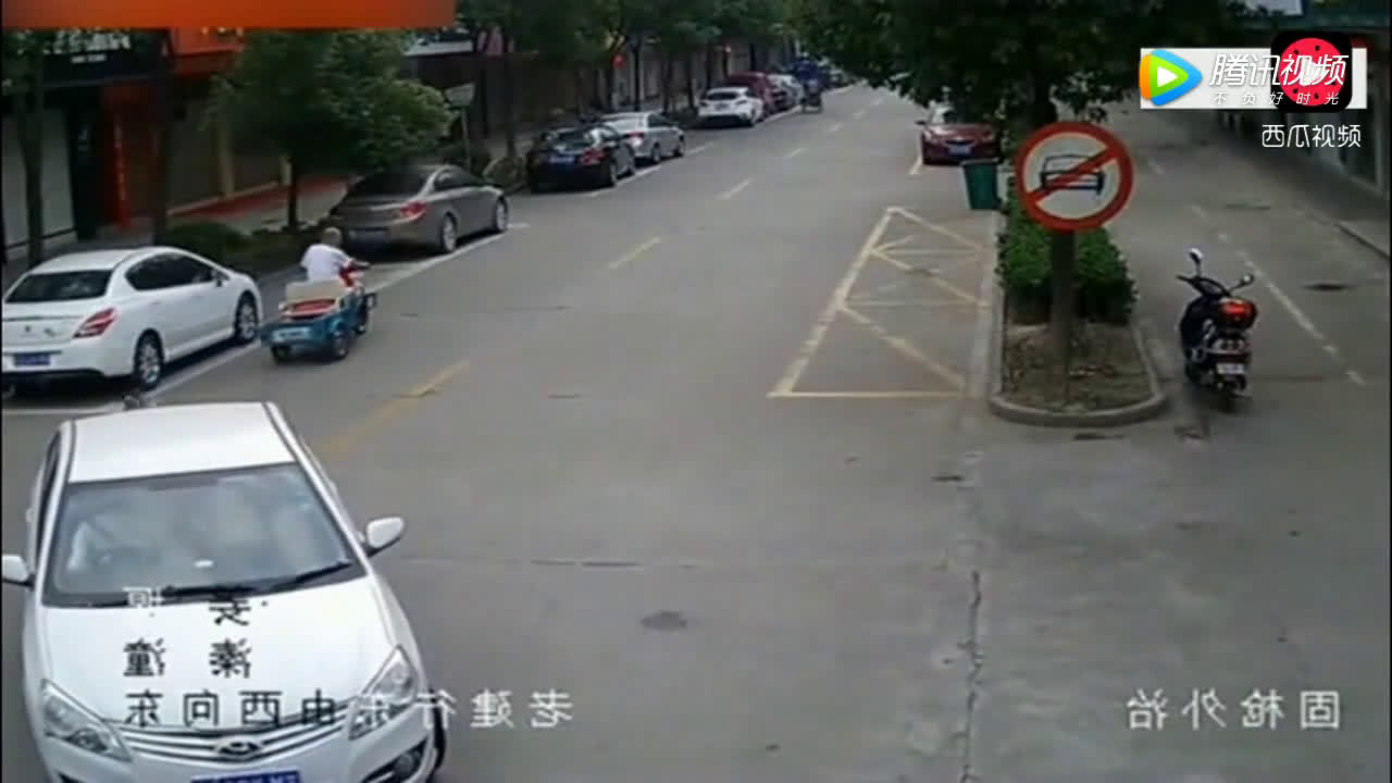 电动车夫妻准备回家，突然发觉不对劲，想跑却已来不及  ​