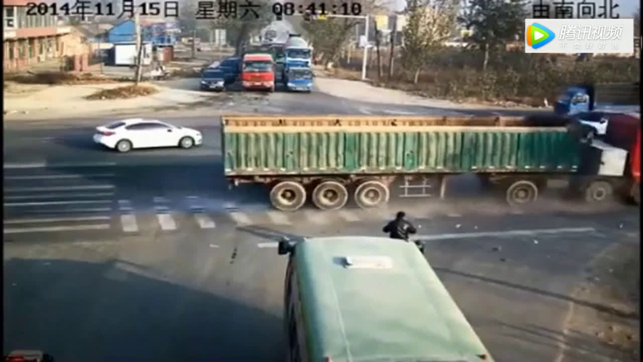 大货车警告刹不住了，电动车还是要闯红灯，监控拍下可怕一幕  ​