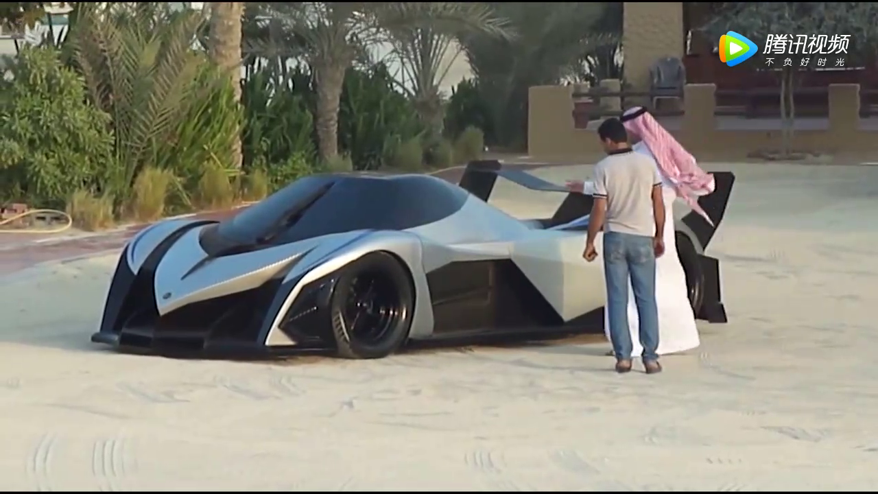 私人订制的超级跑车刚刚到货，转弯的那一刻，迪拜土豪蒙圈了！