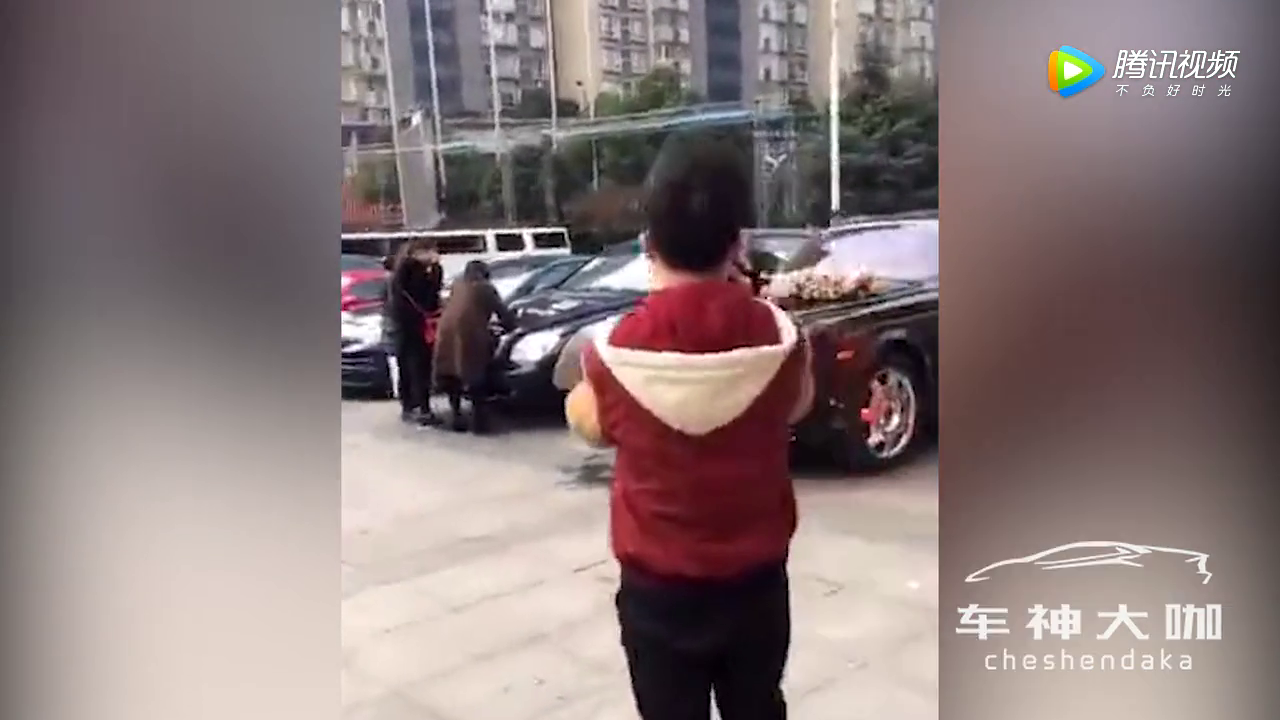 骑电动车的大姐完美的诠释了什么叫：不知者无畏