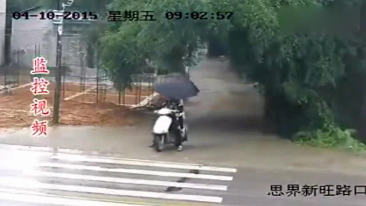 电动车女子怎么也没想到，自己一个小举动把全家都害了！
