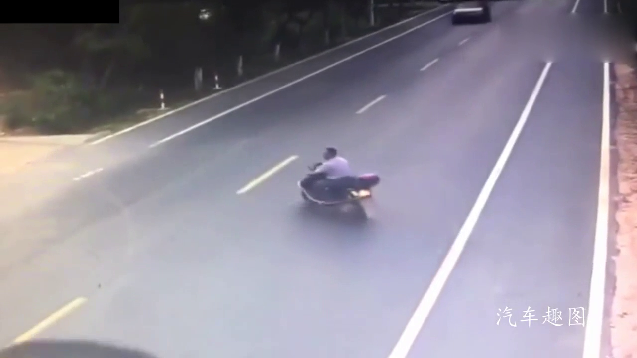 如果电动车司机早回头看一眼，也不会被两辆轿车撞上了！