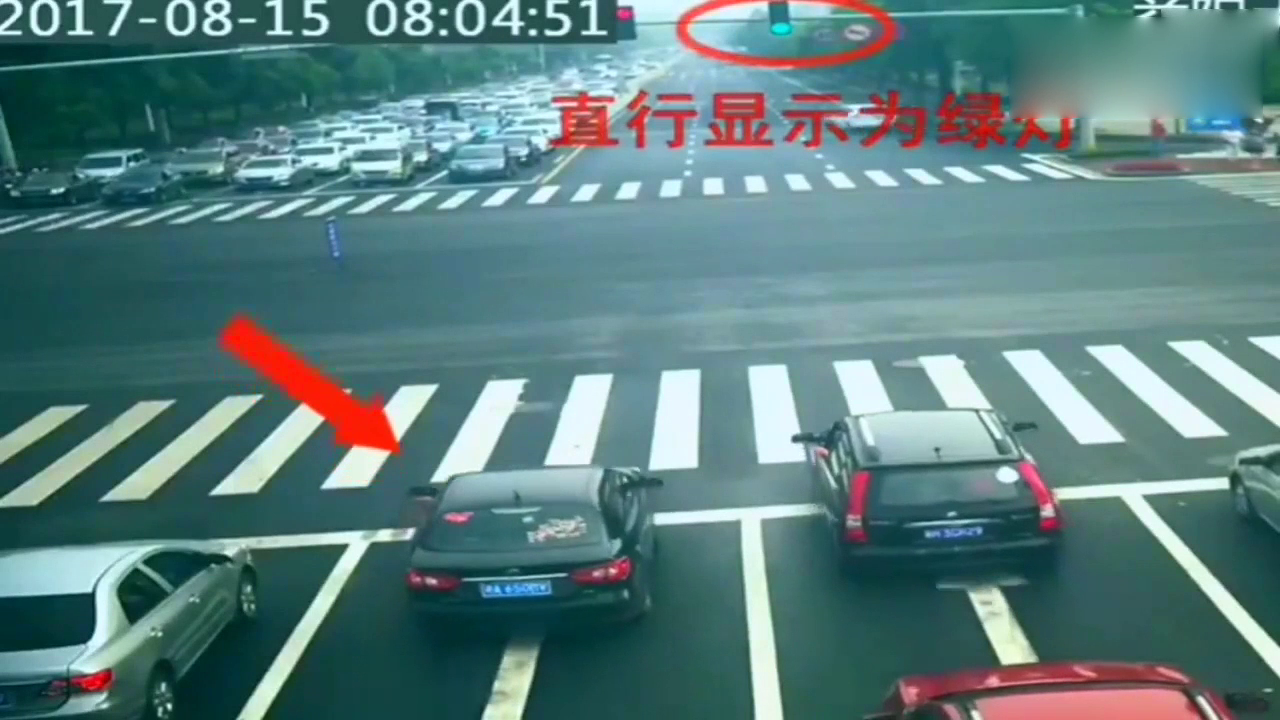 女子骑电动车藐视红灯强行通过路口，结果监控拍下3秒后的悲剧