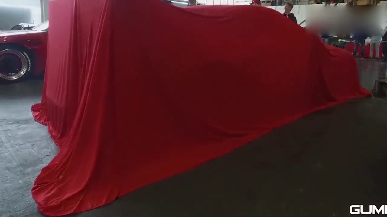 女车主拉开遮车布的那一刻，才知道什么叫超级跑车，果然霸气！