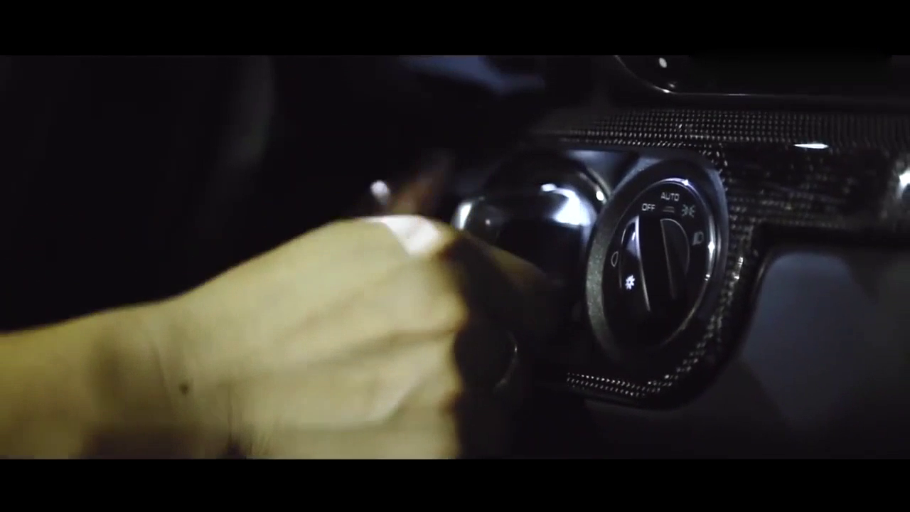 保时捷991Turbo S超级跑车，柠檬黄车给人小清新的感觉