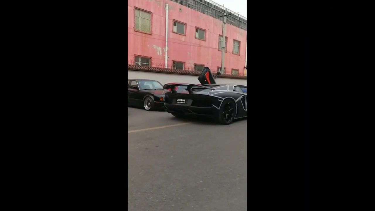 踩下油门排气筒可以点烟的超级跑车，太霸气了