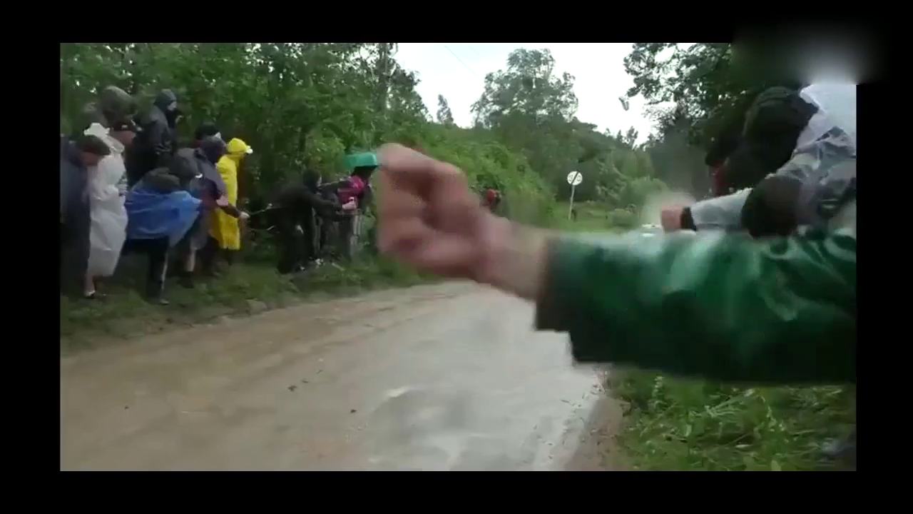 我的梦想就是去参加打死不松油比赛，WRC拉力赛车！