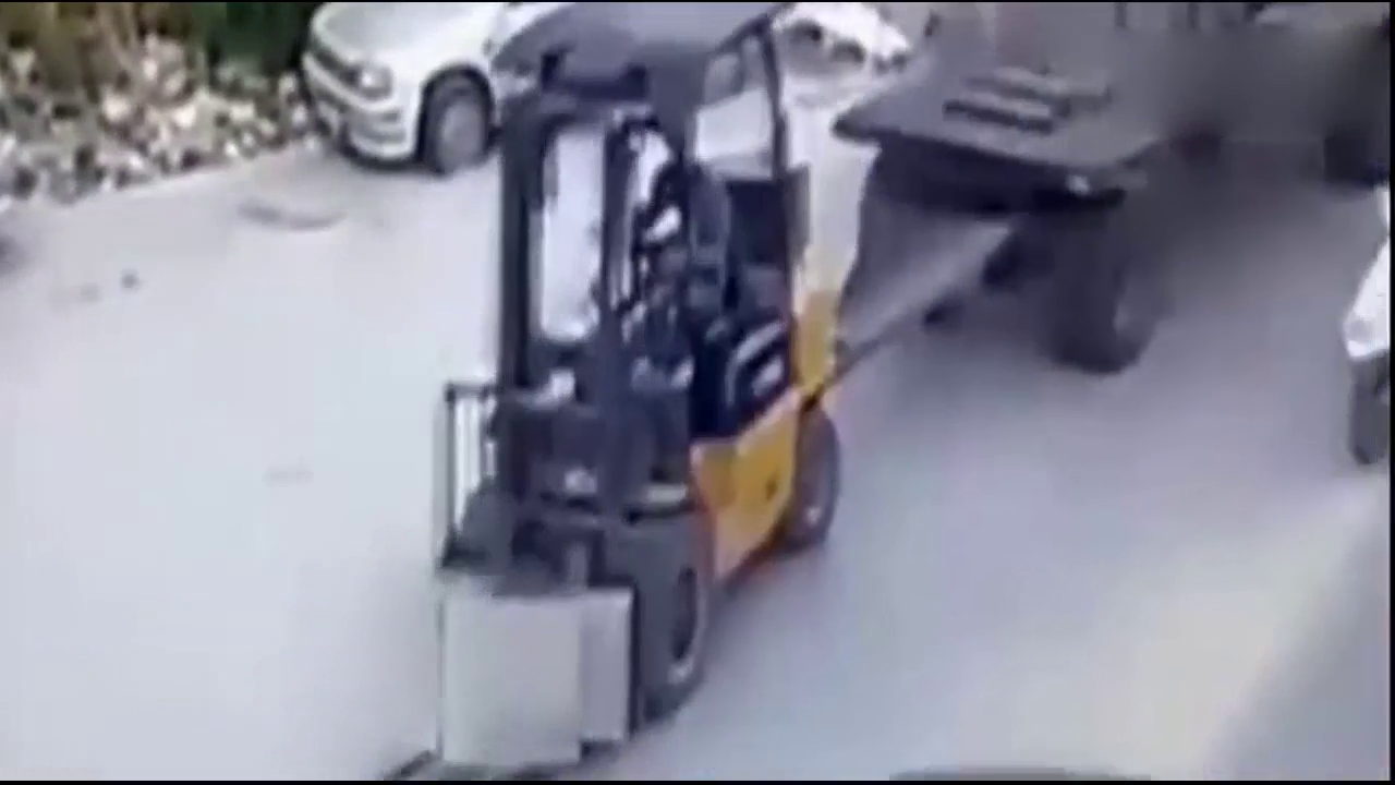 爷爷骑电动车带孙子回家，突然发生的这一幕，一家人心都碎了