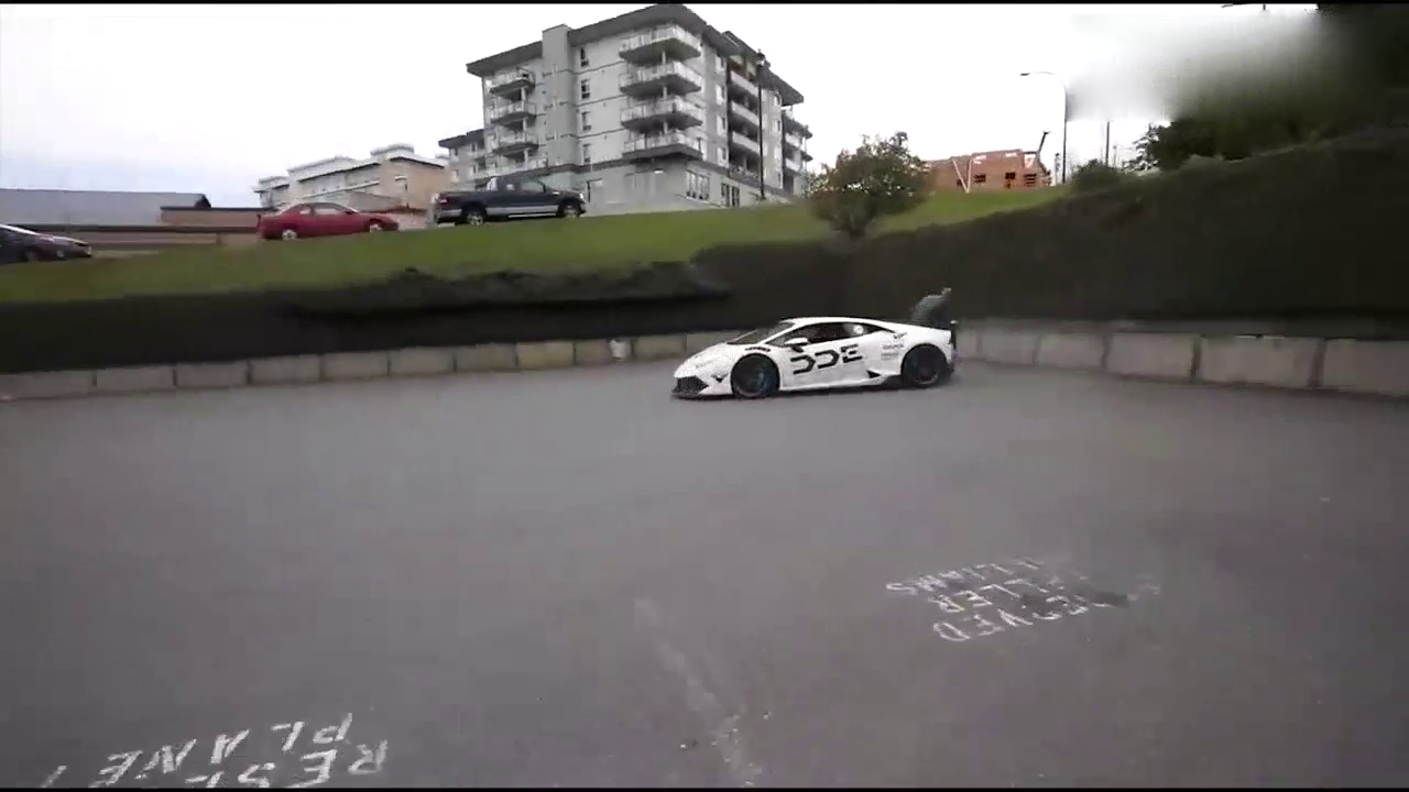 超级跑车的起步速度有多快，小伙坐在发动机上顿时傻眼了！