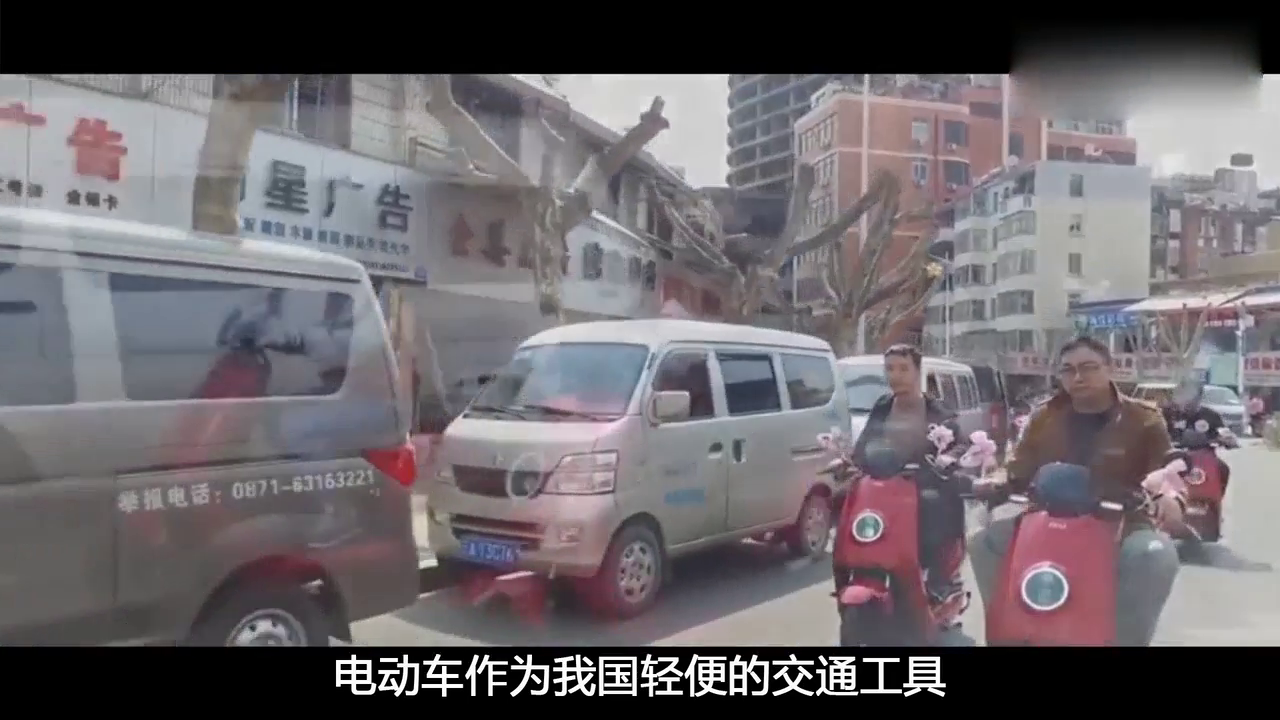 霸气女子骑电动车，当着交警面非要闯红灯，下一秒付出惨痛代价！