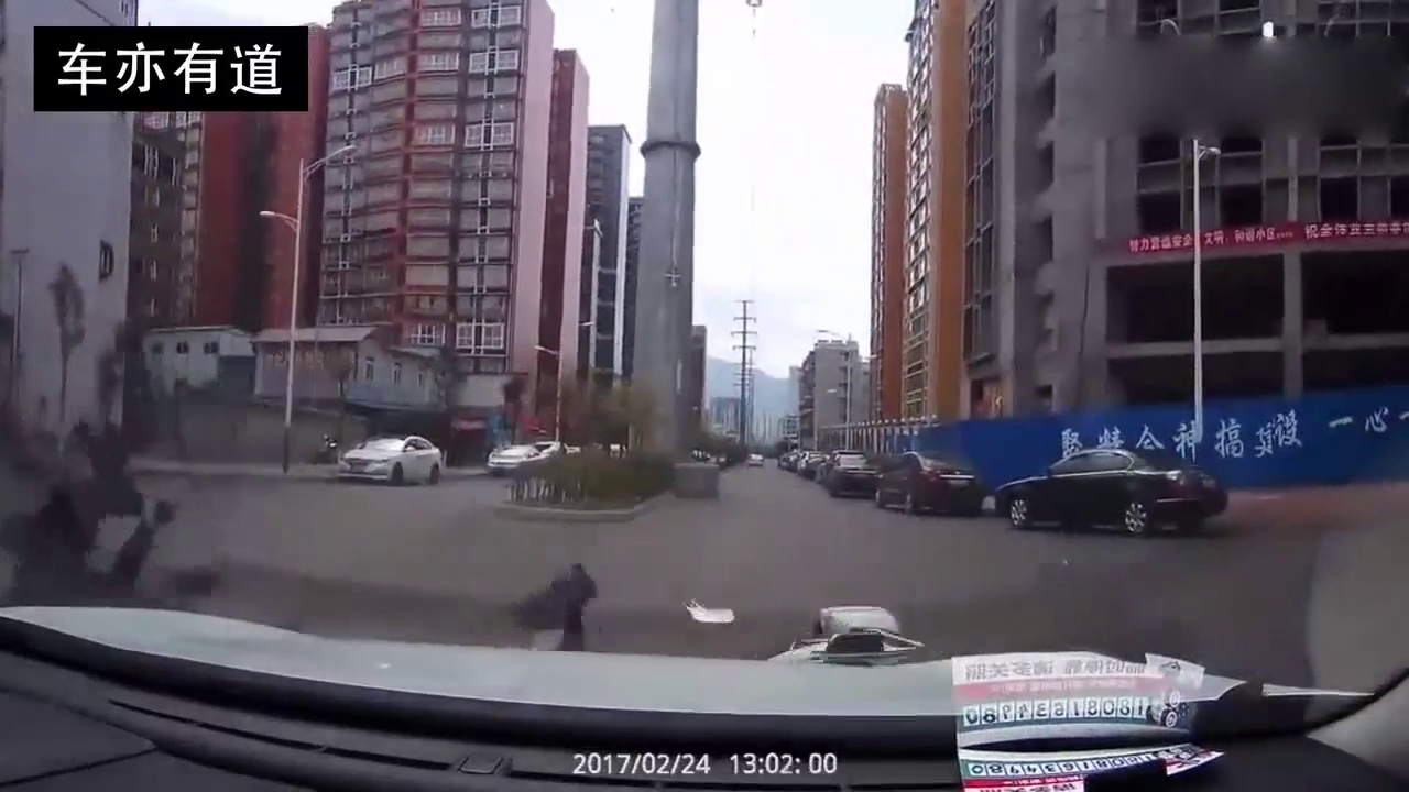 和轿车对撞后，电动车上的三人腾空飞起