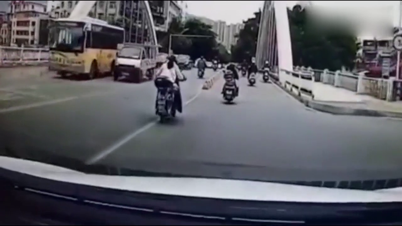 记录仪：电动车女子骑车走神，直接撞上路墩，连人带车飞起