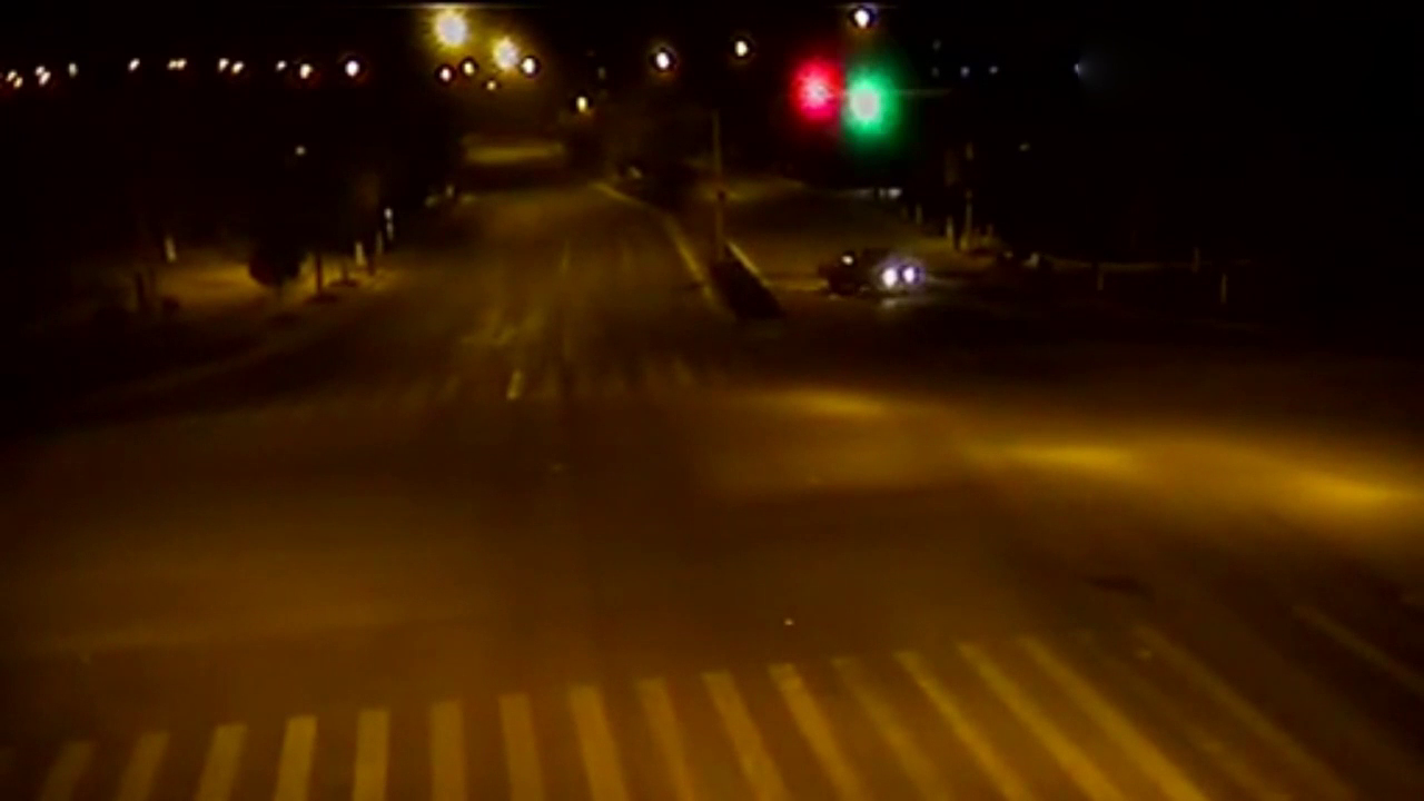 小货车一个漂移摆尾，总算是救下了闯红灯的两轮电动车！