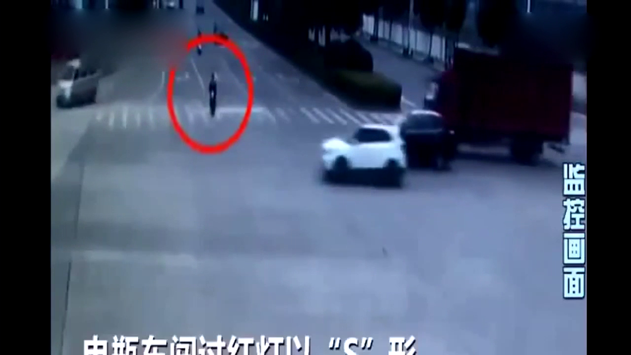 电动车司机横穿马路逼停大货车和越野车，没想到面包车不惯他