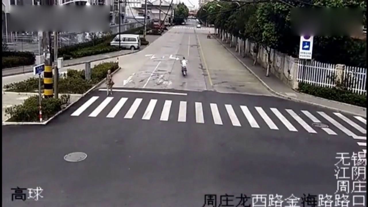 电动车女孩嚣张闯红灯，瞬间被撞飞，太尴尬了