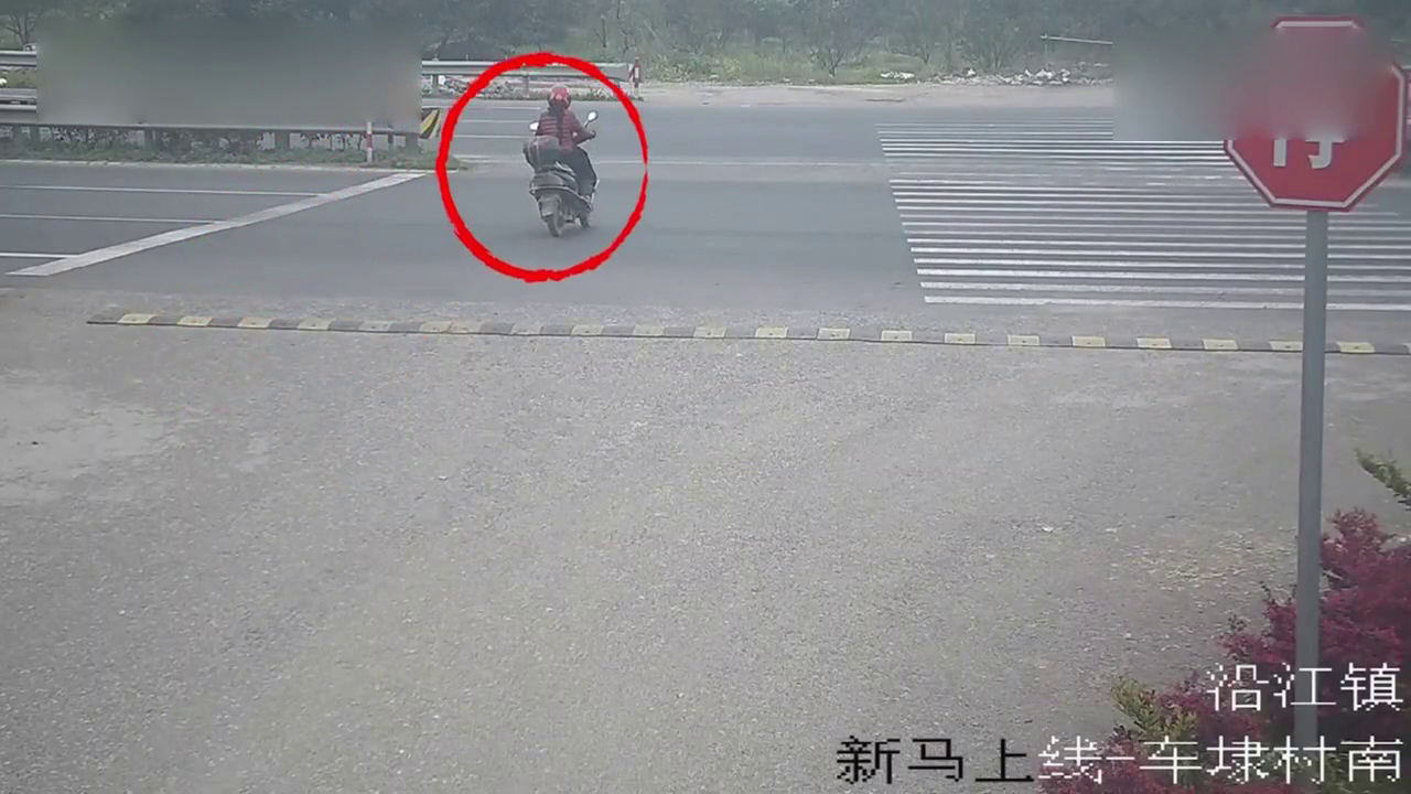 电动车女子往左看了一眼，还是选择冲了出去