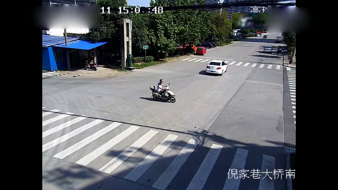 电动车女子哪怕往右看一眼，也不会这样被撞飞